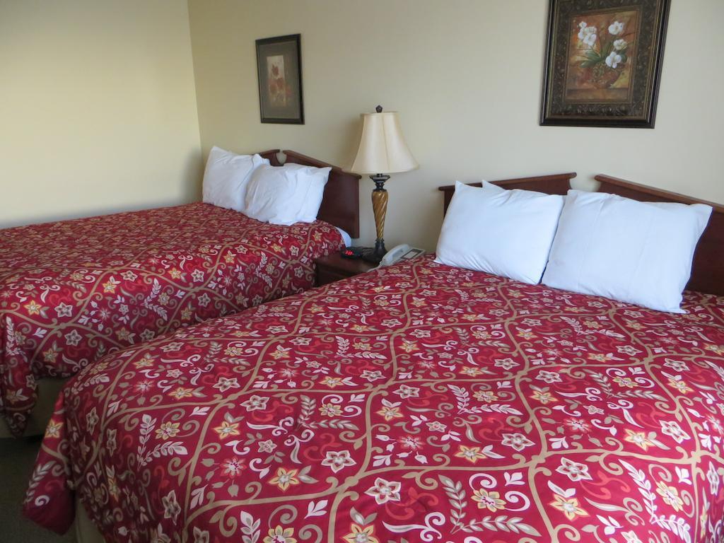 The Edgewood Hotel And Suites Fairbury الغرفة الصورة
