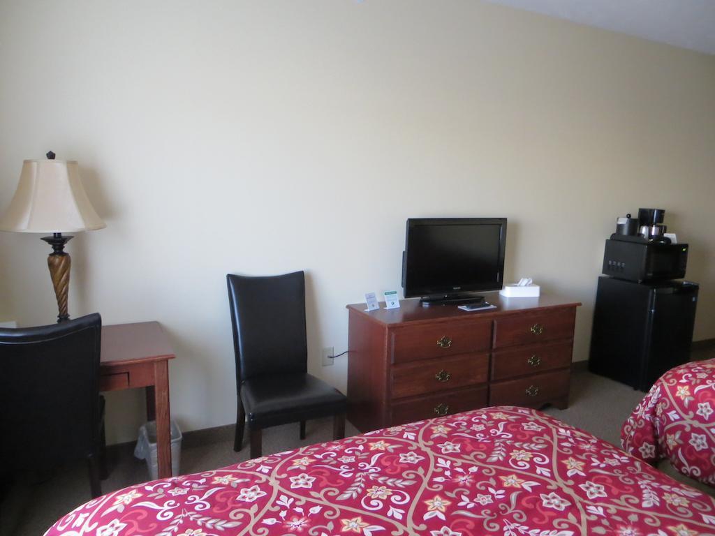 The Edgewood Hotel And Suites Fairbury الغرفة الصورة