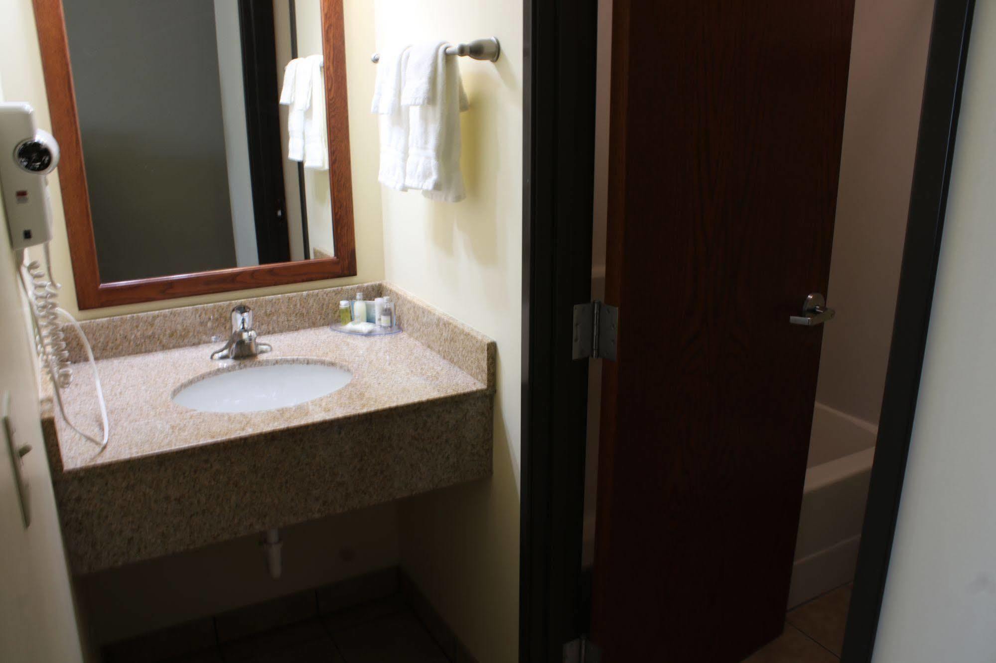 The Edgewood Hotel And Suites Fairbury المظهر الخارجي الصورة