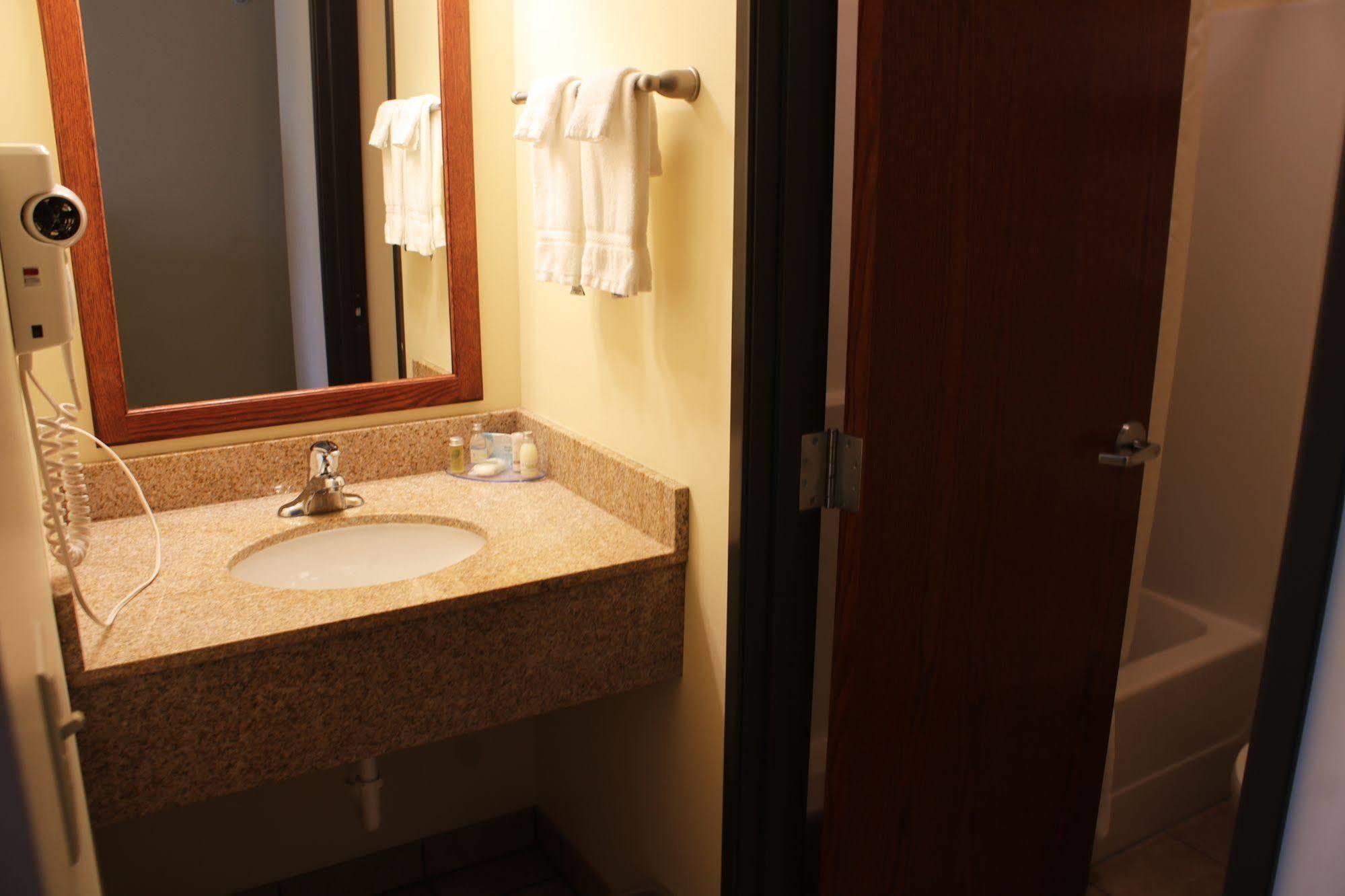 The Edgewood Hotel And Suites Fairbury المظهر الخارجي الصورة