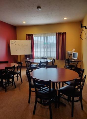 The Edgewood Hotel And Suites Fairbury المظهر الخارجي الصورة